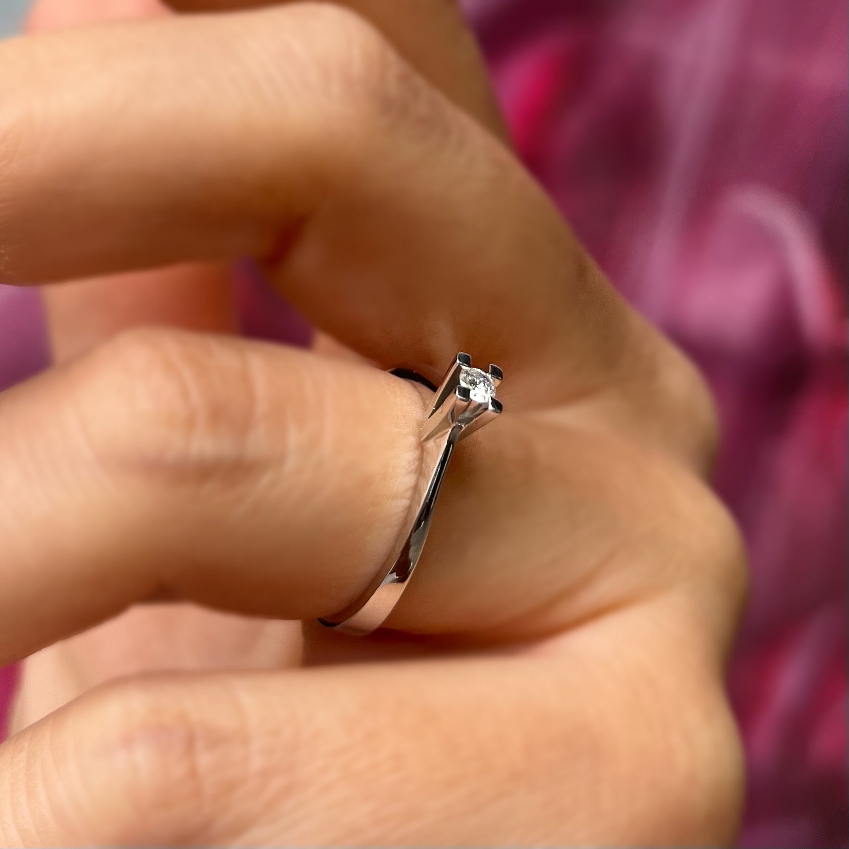 Годежен пръстен бяло злато с диамант 0.08 карата